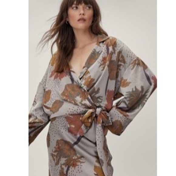 Nasty Gal Tops - NASTY GAL Grey Silver Floral Print Pajama Office Silk Wrap Top 6